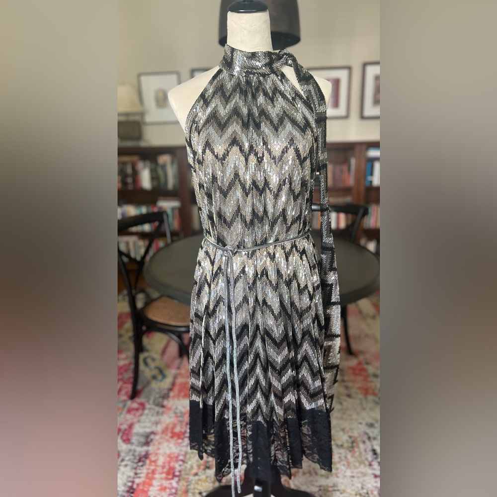 NWT Vivian Tam sequined cocktail dress. Size SM.